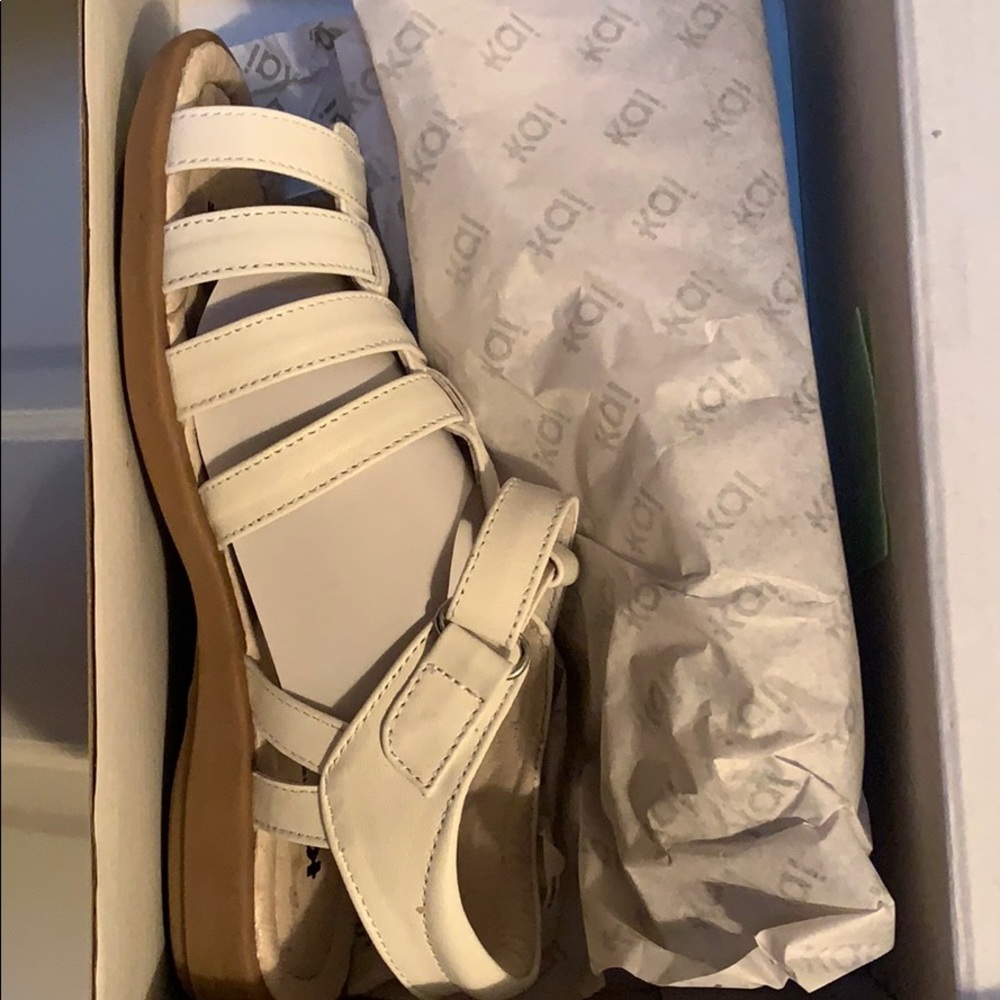 Little Girls 1 brand new in box KAI white sandals